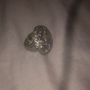 An expandable ring with cross on it.